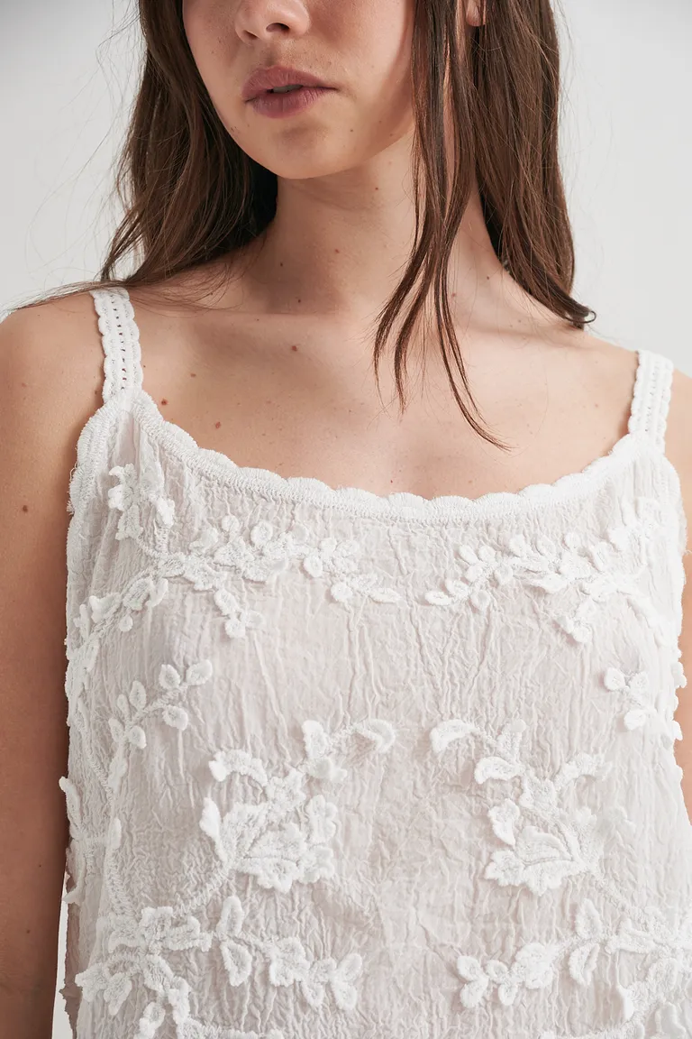 Blusa de algodón bordado con diseño liviano y caída suave para un estilo romántico de Sweet en Blusas para argentina