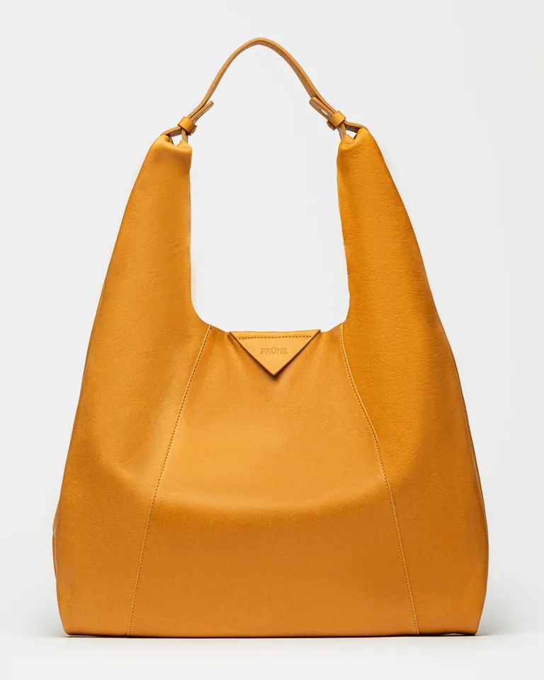Bolso grande y suave de cuero graneado en color dorado de Prüne en Bolsos y Carteras para argentina