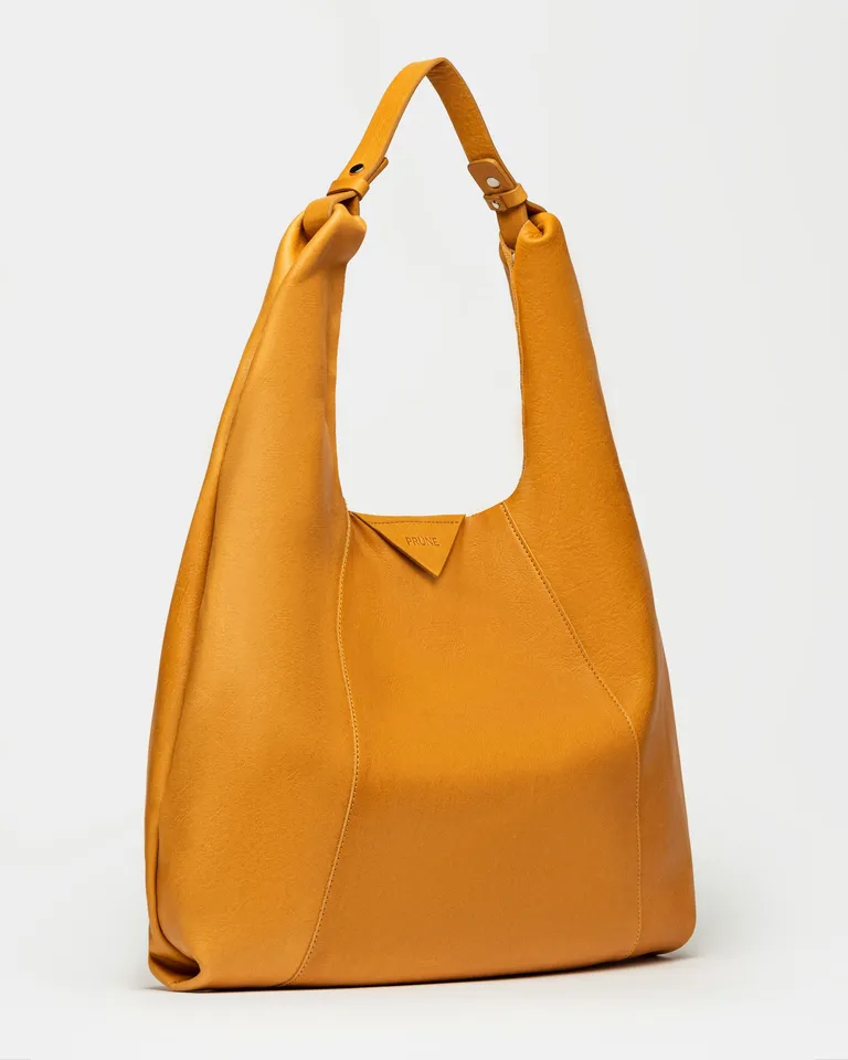 Bolso grande y suave de cuero graneado en color dorado de Prüne en Bolsos y Carteras para argentina