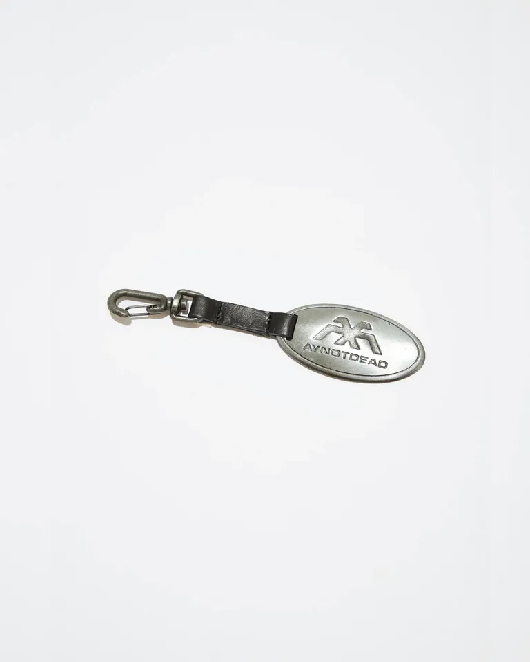 Llavero de chapón plateado con detalles en cuero para un estilo elegante y práctico de Ay Not Dead en Llaveros para argentina