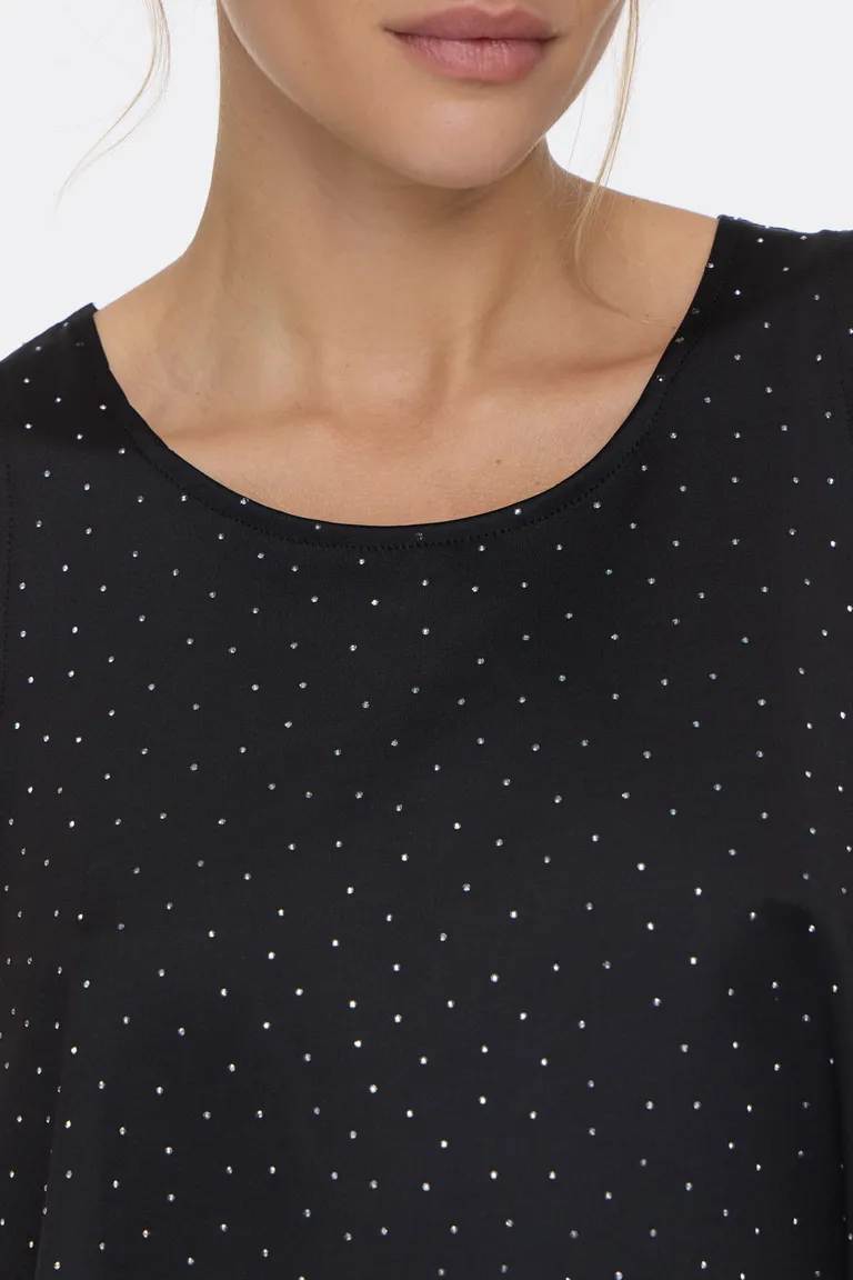 Musculosa de corte evase con escote redondo y detalle de micro tachas de Cuesta Blanca en Tops para argentina