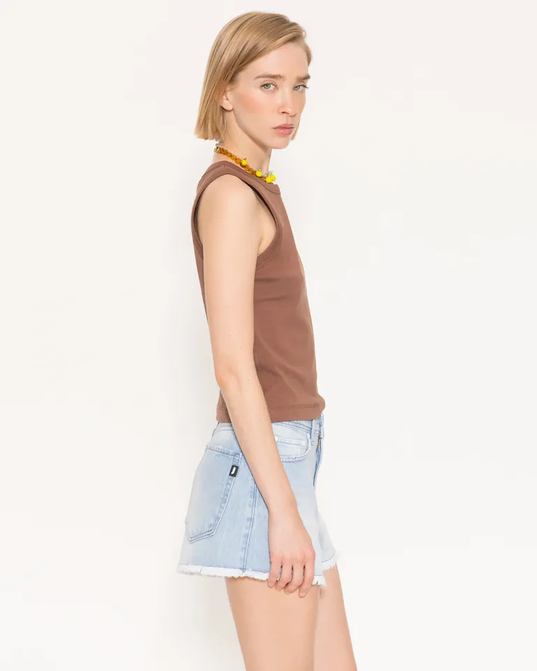 Shorts de denim claro con roturas y desgaste de tiro medio y calce relajado de Jazmin Chebar en Shorts para argentina