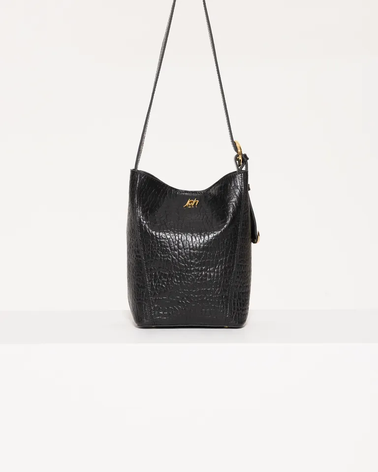 Tote moon small: Cartera de cuero vacuno negro elegante y espaciosa de Jazmin Chebar en Bolsos y Carteras para argentina
