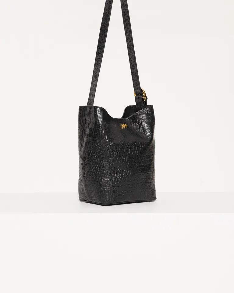Tote moon small: Cartera de cuero vacuno negro elegante y espaciosa de Jazmin Chebar en Bolsos y Carteras para argentina