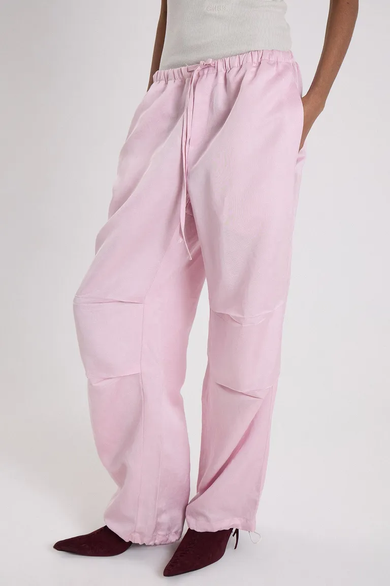 Pantalón parachute de corte relajado con cintura ajustable, bolsillos laterales y terminación con jareta de Maria Cher en Pantalones para argentina