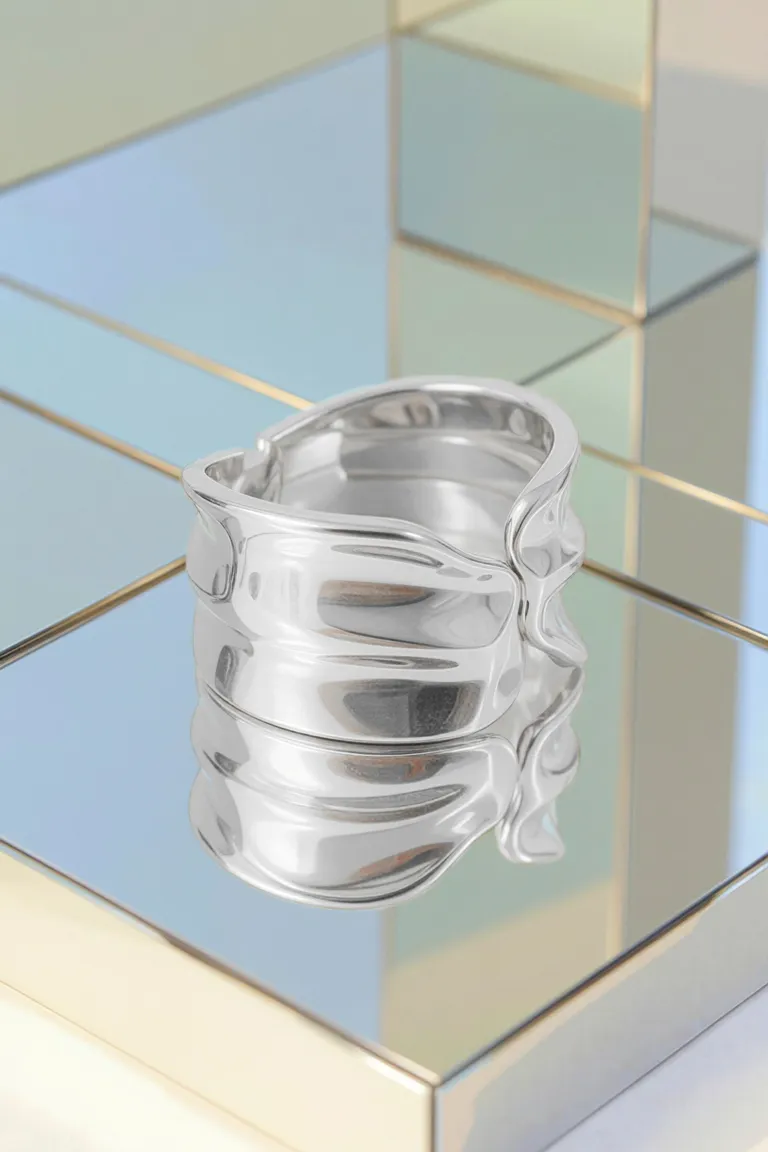 Pulsera de diseño orgánico con alas delicadas y apertura automática de Maria Cher en Bijouterie para argentina