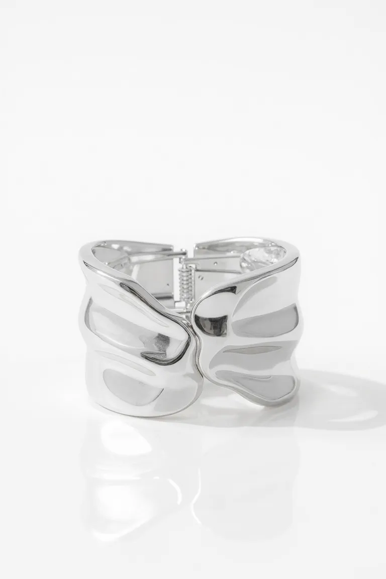 Pulsera de diseño orgánico con alas delicadas y apertura automática de Maria Cher en Bijouterie para argentina