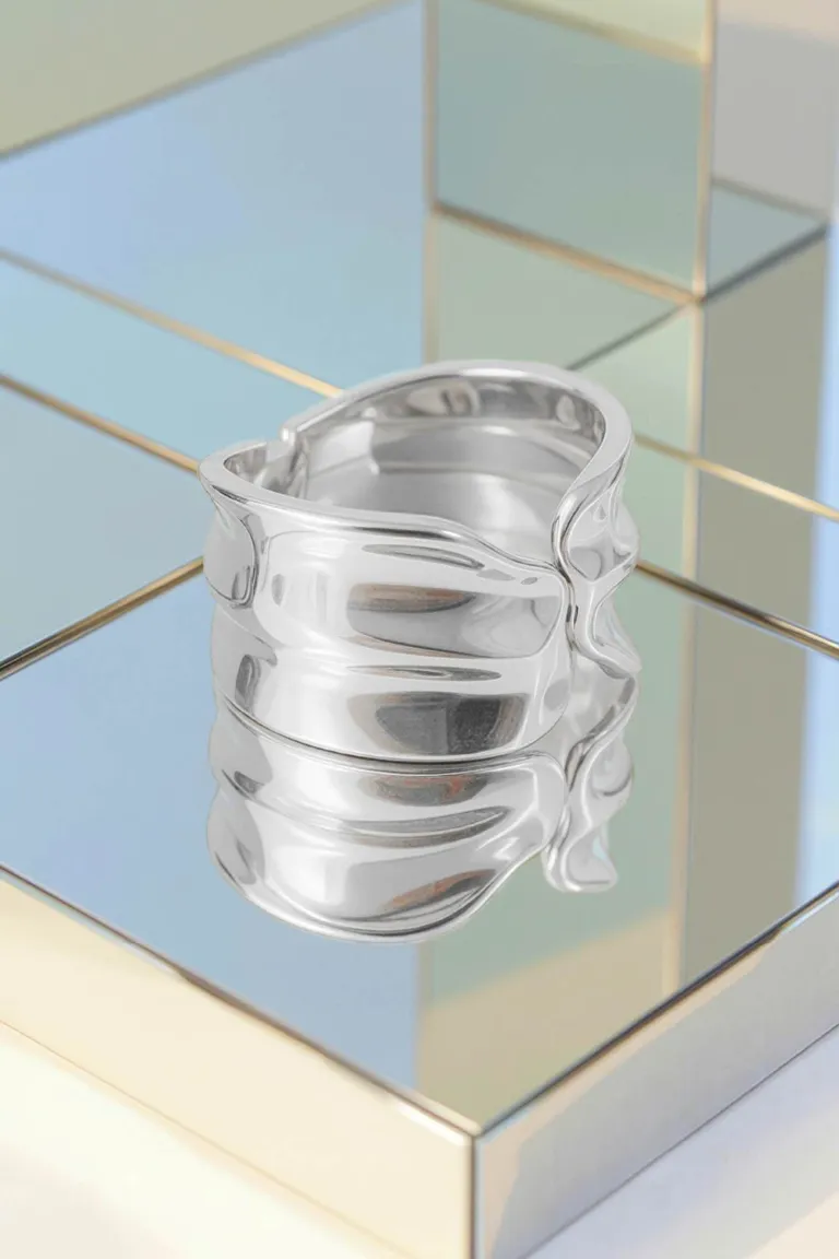 Pulsera de diseño orgánico con alas delicadas y apertura automática de Maria Cher en Bijouterie para argentina