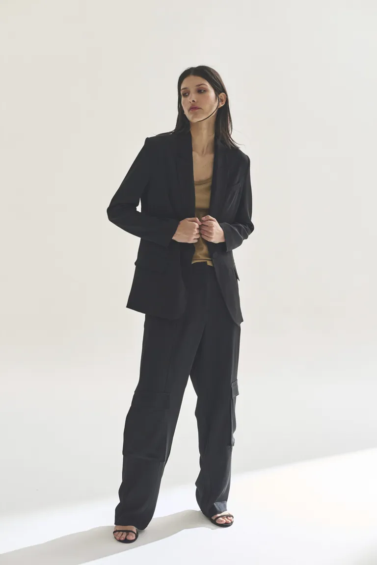 Blazer negro de corte clásico y diseño atemporal para un look elegante y sofisticado de Akiabara en Blazers para argentina