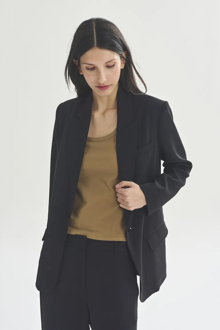 Blazer negro de corte clásico y diseño atemporal para un look elegante y sofisticado de Akiabara en Blazers para argentina