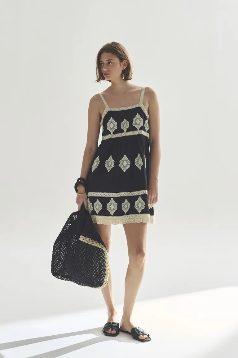 Vestido corto de diseño geométrico en tonos oscuros para mujer de Akiabara en Vestidos para argentina