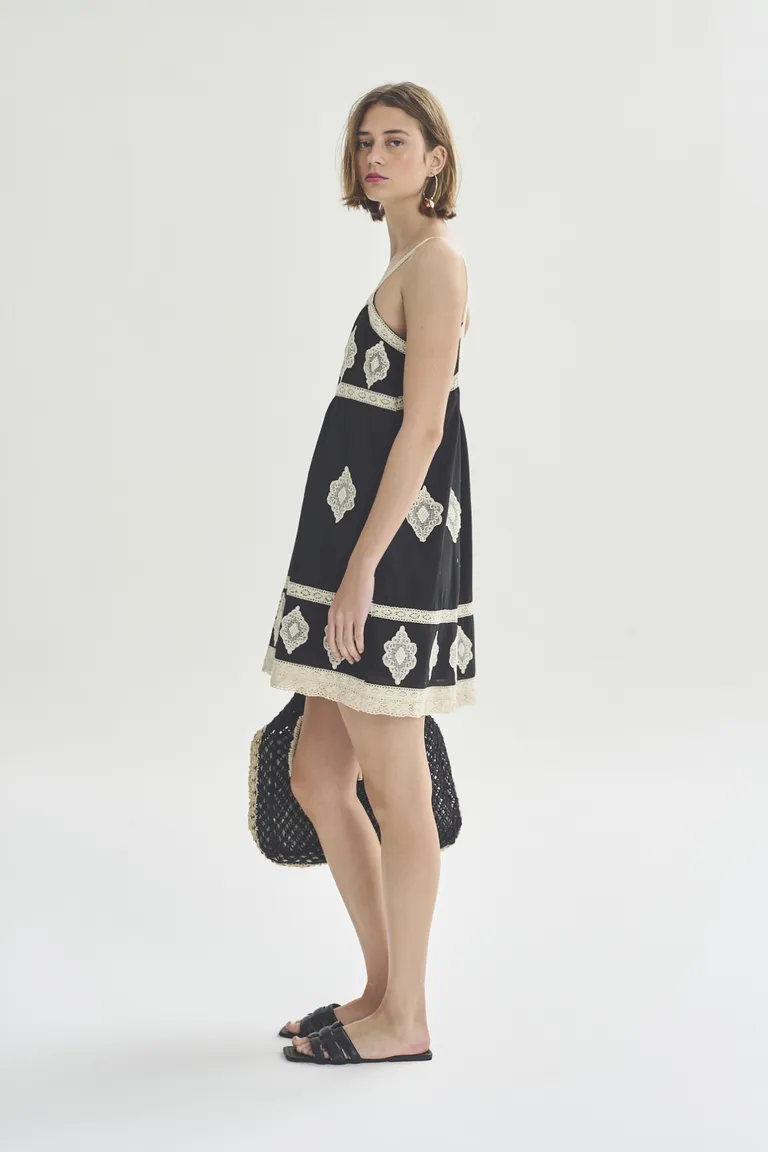 Vestido corto de diseño geométrico en tonos oscuros para mujer de Akiabara en Vestidos para argentina