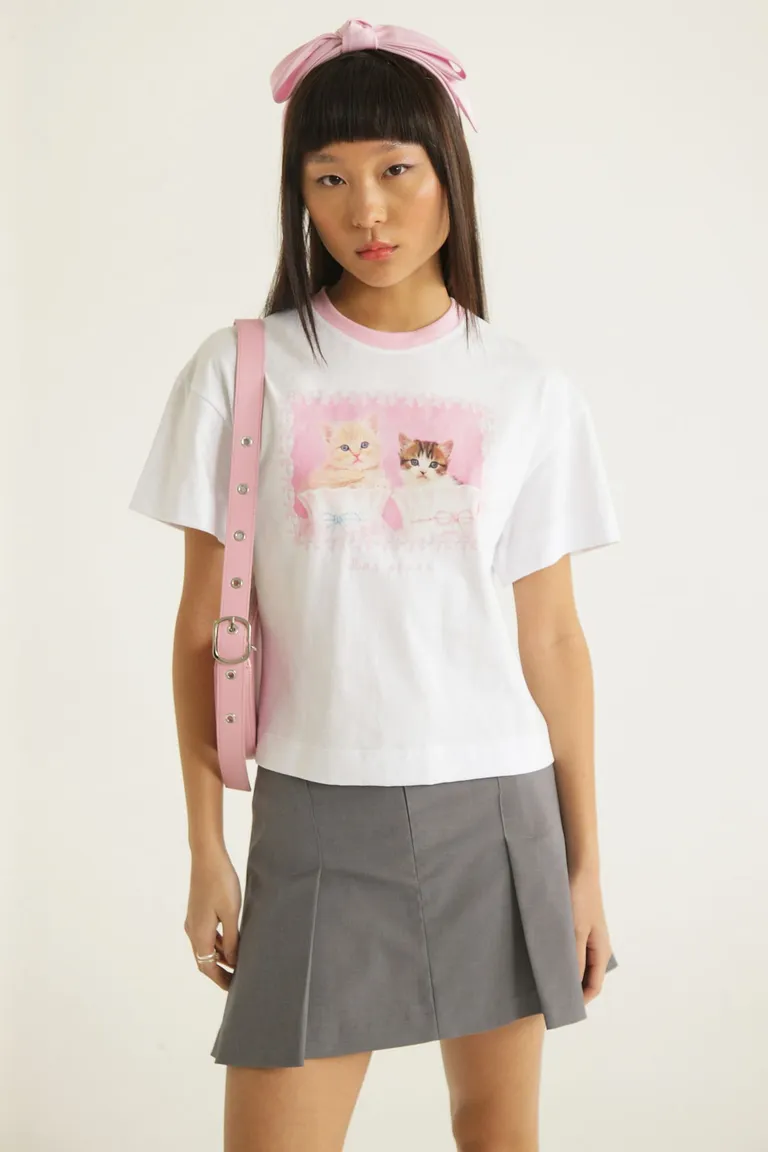 Remera estampada de algodón con diseño de gatitos en color blanco de Las Pepas en Remeras para argentina