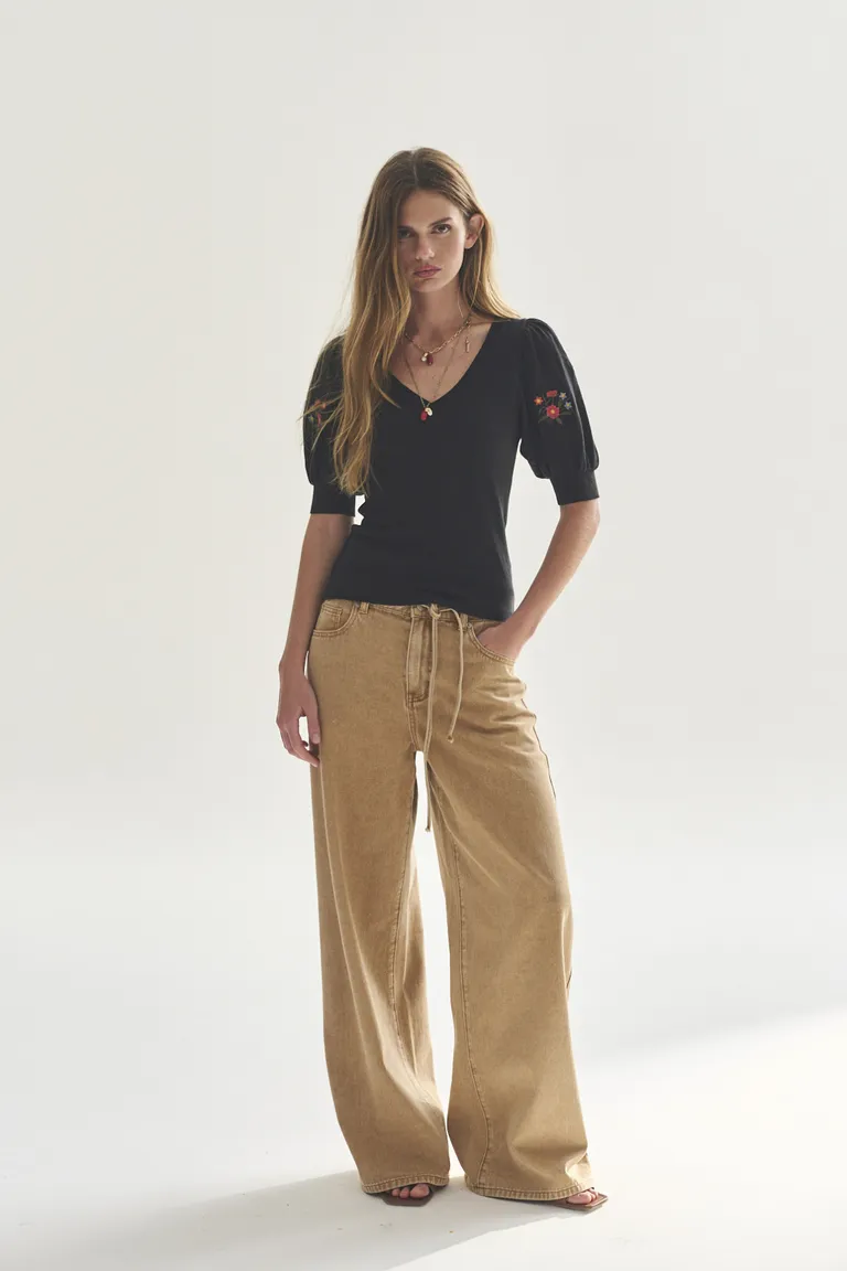 Remera con escote en V de corte elegante y silueta versátil de Akiabara en Remeras para argentina