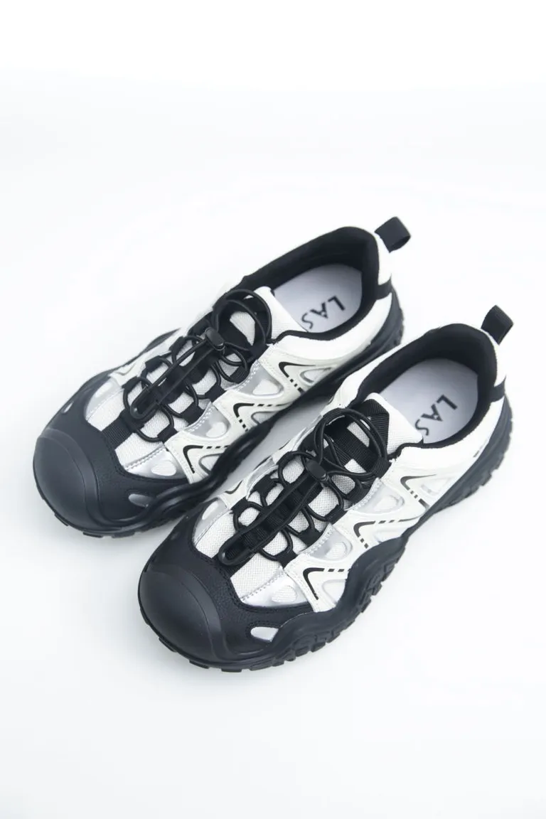 Zapatillas deportivas de estilo trekking en diseño urbano y moderno para uso diario de Las Pepas en Zapatillas para argentina