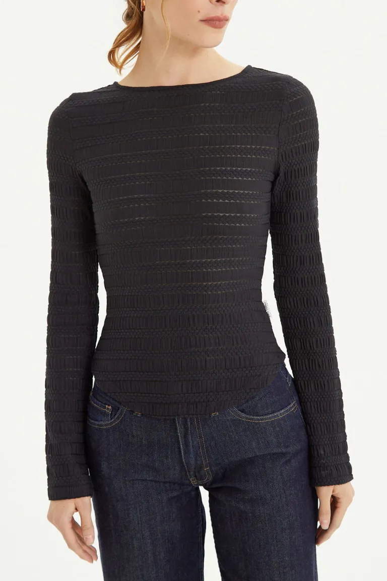 Remera manga larga con textura fruncida, corte al cuerpo y escote a la base de Las Pepas en Remeras para argentina