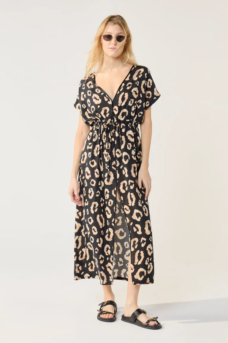 Vestido estampado midi con escote en V y abertura central de Cuesta Blanca en Vestidos para argentina