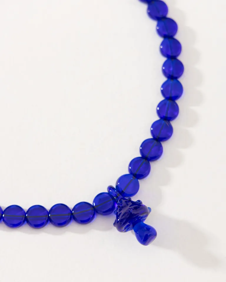 Collar de vidrio azul con dije de hongo, un accesorio femenino y original de Jazmin Chebar en Bijouterie para argentina