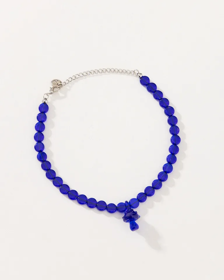 Collar de vidrio azul con dije de hongo, un accesorio femenino y original de Jazmin Chebar en Bijouterie para argentina