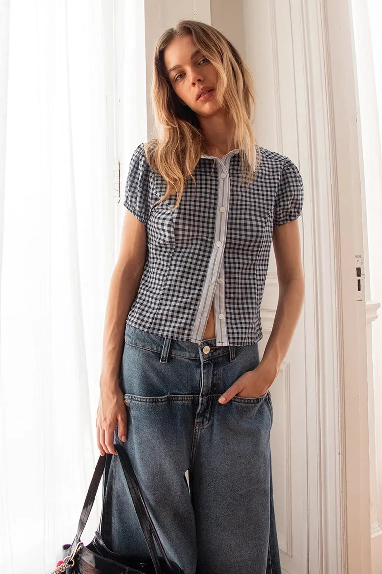 Camisa corta con pinzas de entalle y diseño de cuadrillé con detalles a contraste de Sofia Sarkany en Camisas para argentina