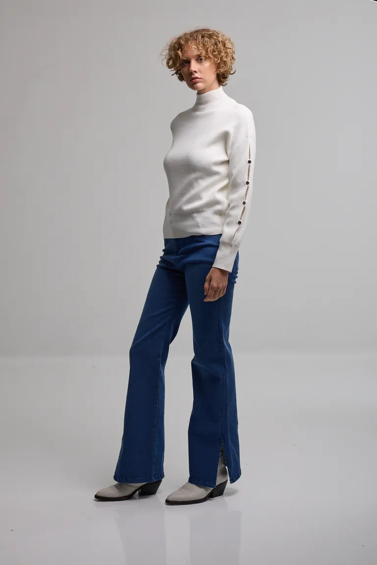 Sweater tejido de punto cuello alto con detalle de botones en mangas de Kill en Buzos y Sweaters para argentina