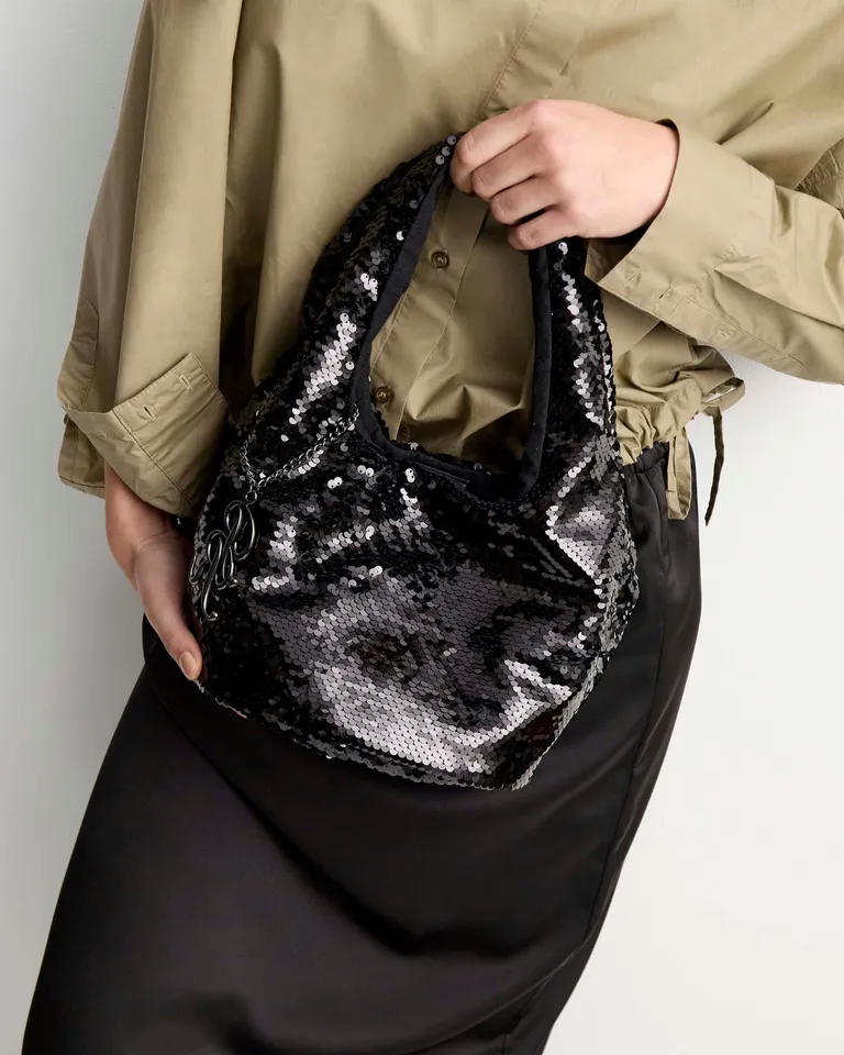 Cartera de hombro con detalles en paillette metalizado, diseño ovalado y colgante en metal de Prüne en Bolsos y Carteras para argentina