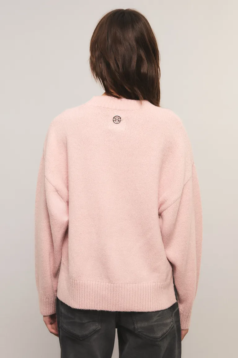 Sweater tejido con cuello redondo, diseño en el frente, hombros caídos y aberturas laterales de Kosiuko en Buzos y Sweaters para argentina