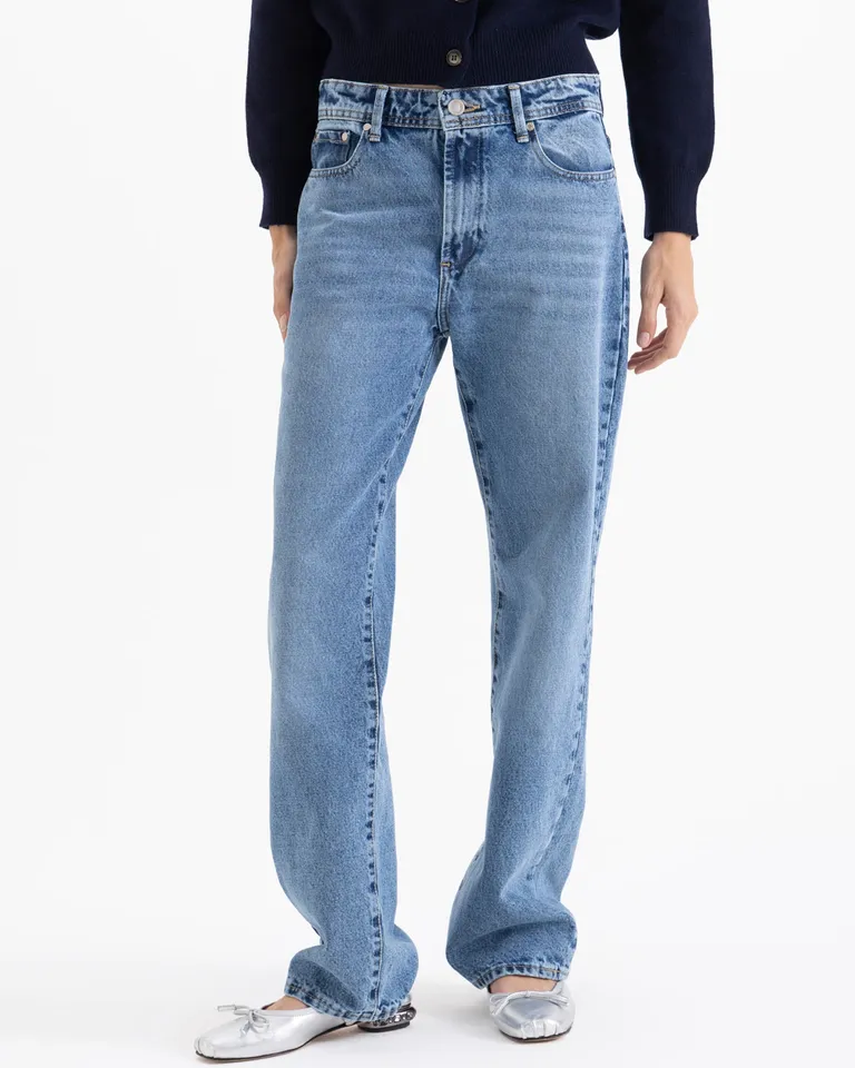 Pantalón jean de tiro medio con corte recto y cinco bolsillos de Jazmin Chebar en Pantalones para argentina