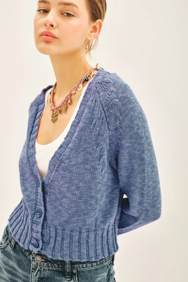 Cardigan cropped y ancho en tono azul, diseño versátil y moderno de Rapsodia en Buzos y Sweaters para argentina