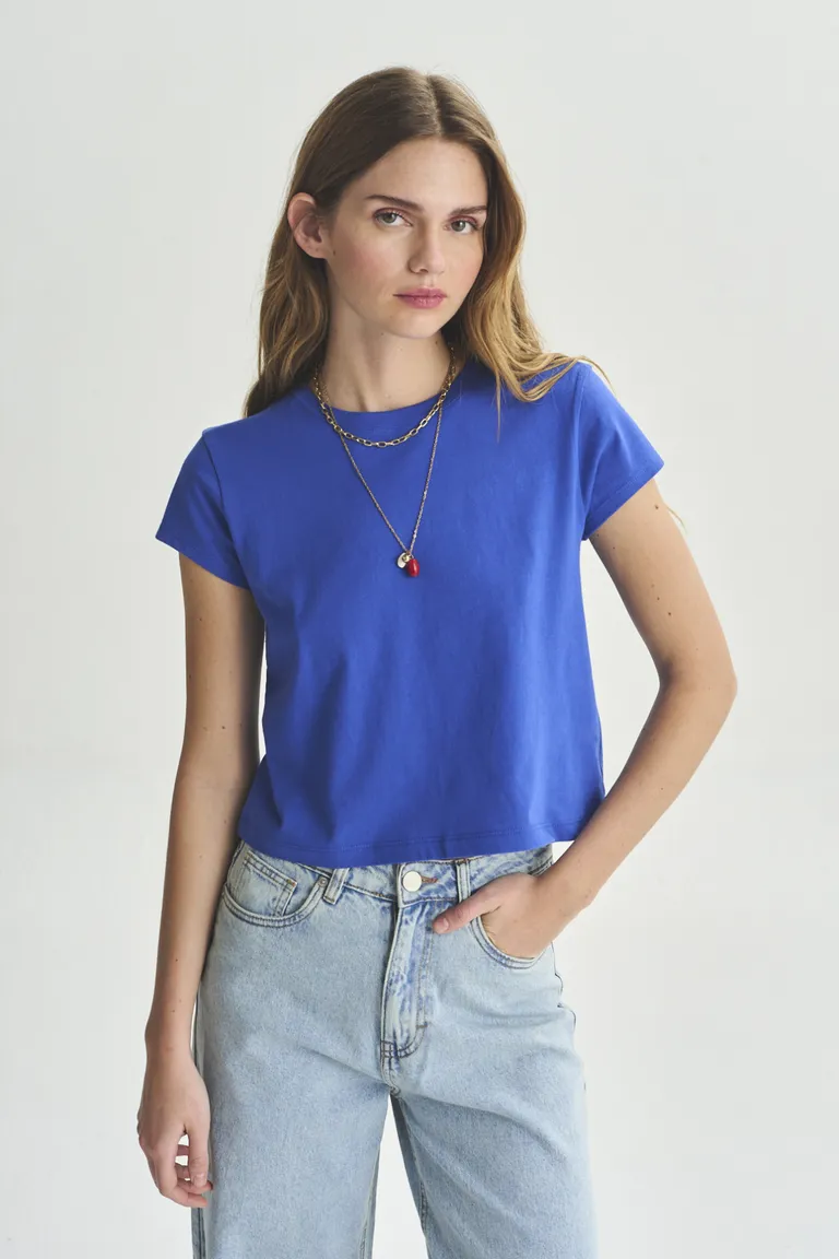 Remera de manga corta en color azul, una prenda básica y versátil para el guardarropa femenino de Akiabara en Remeras para argentina