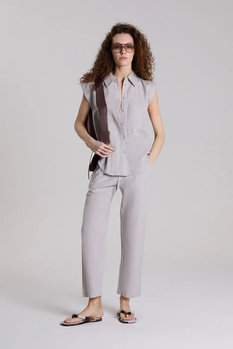 Elegante camisa gris de cuello camisero y corte recto para un estilo femenino y refinado de Maria Cher en Camisas para argentina