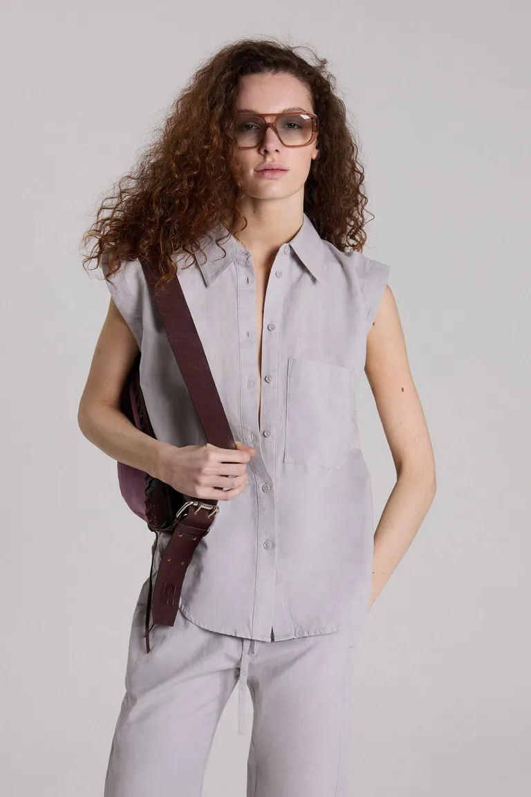 Elegante camisa gris de cuello camisero y corte recto para un estilo femenino y refinado de Maria Cher en Camisas para argentina