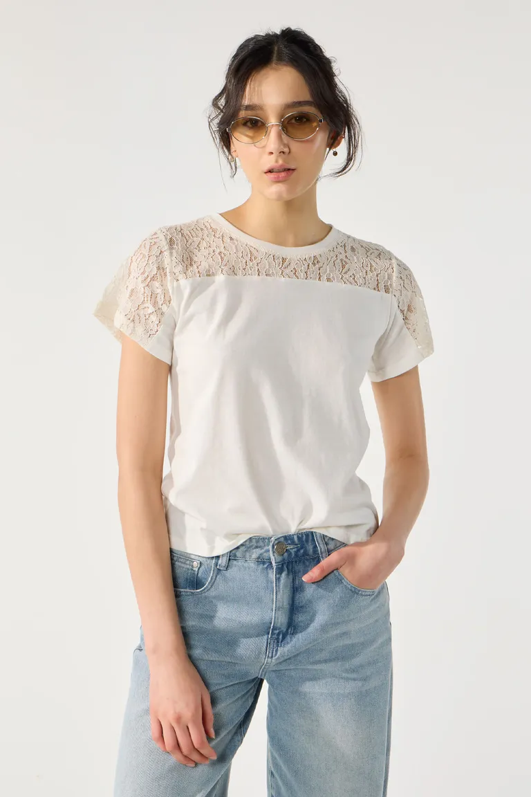 Remera elegante de algodón con detalles de encaje bordado en el escote y la espalda de Cuesta Blanca en Remeras para argentina
