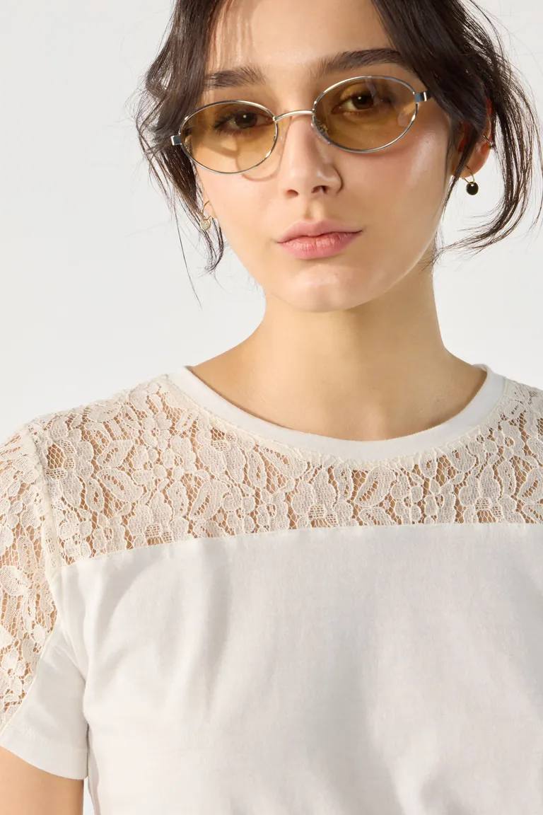 Remera elegante de algodón con detalles de encaje bordado en el escote y la espalda de Cuesta Blanca en Remeras para argentina
