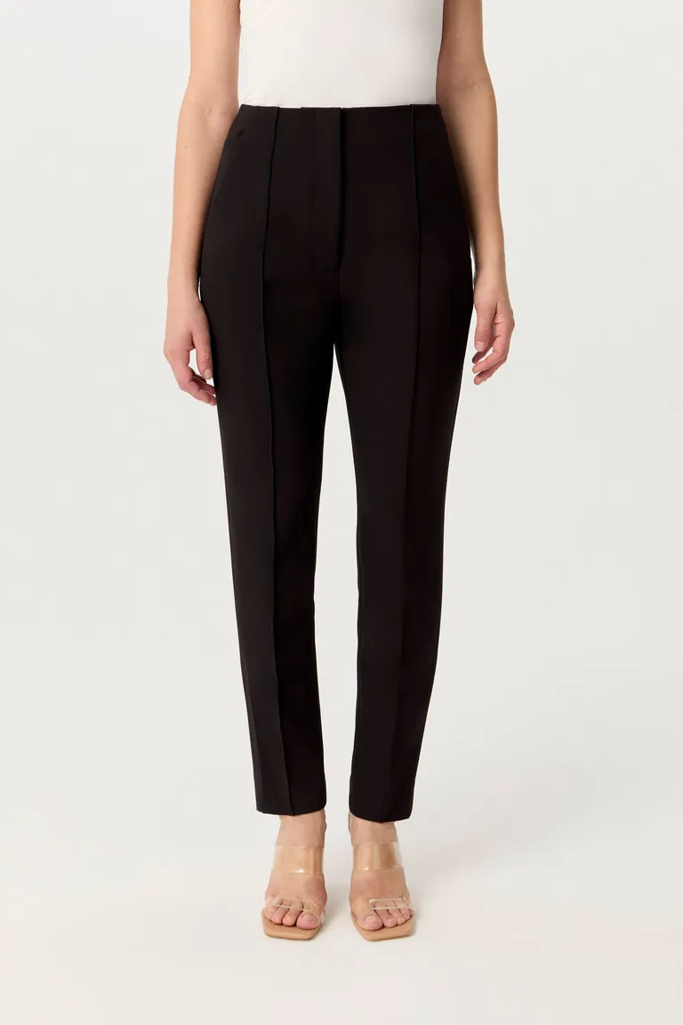 Pantalón de tiro alto y pierna slim, un básico atemporal para tu armario de Markova en Pantalones para argentina