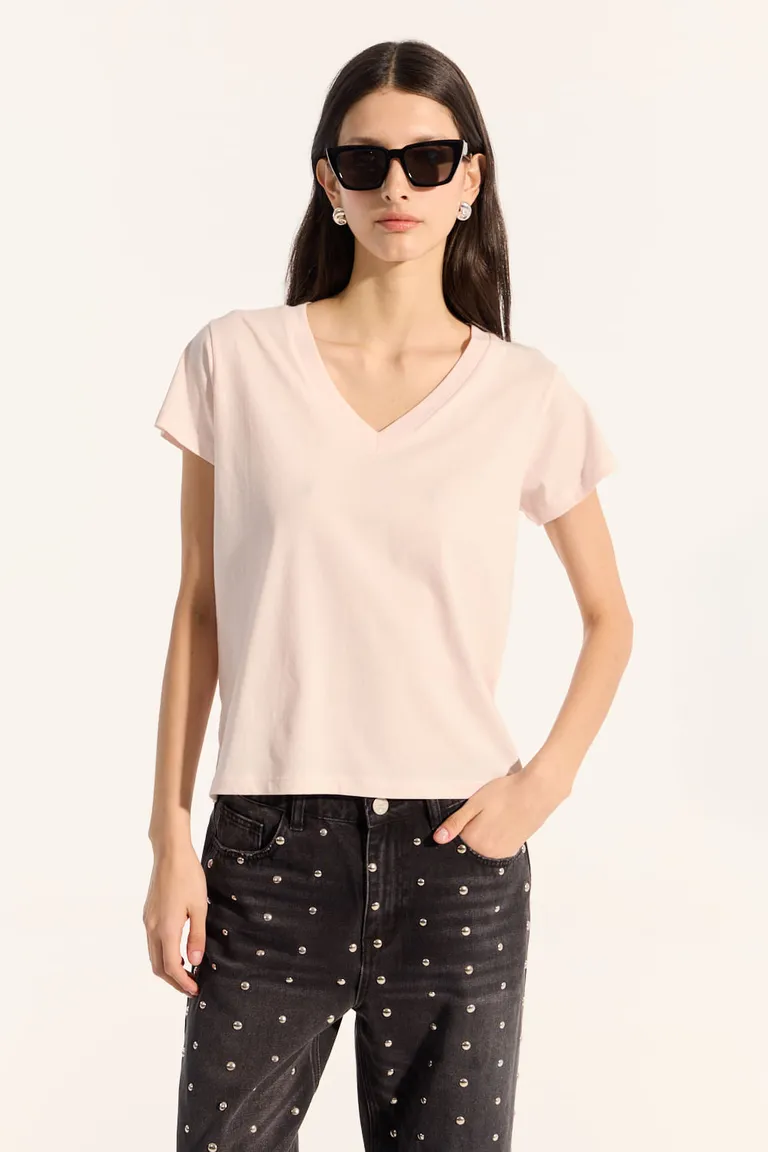 Remera básica de mujer con escote en V y manga corta, confeccionada en algodón premium de Portsaid en Remeras para argentina