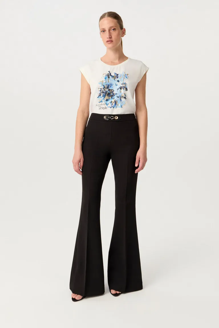 Remera de satén opaco con estampa central en foil y espalda de viscosa elastizada lisa a tono de Markova en Remeras para argentina