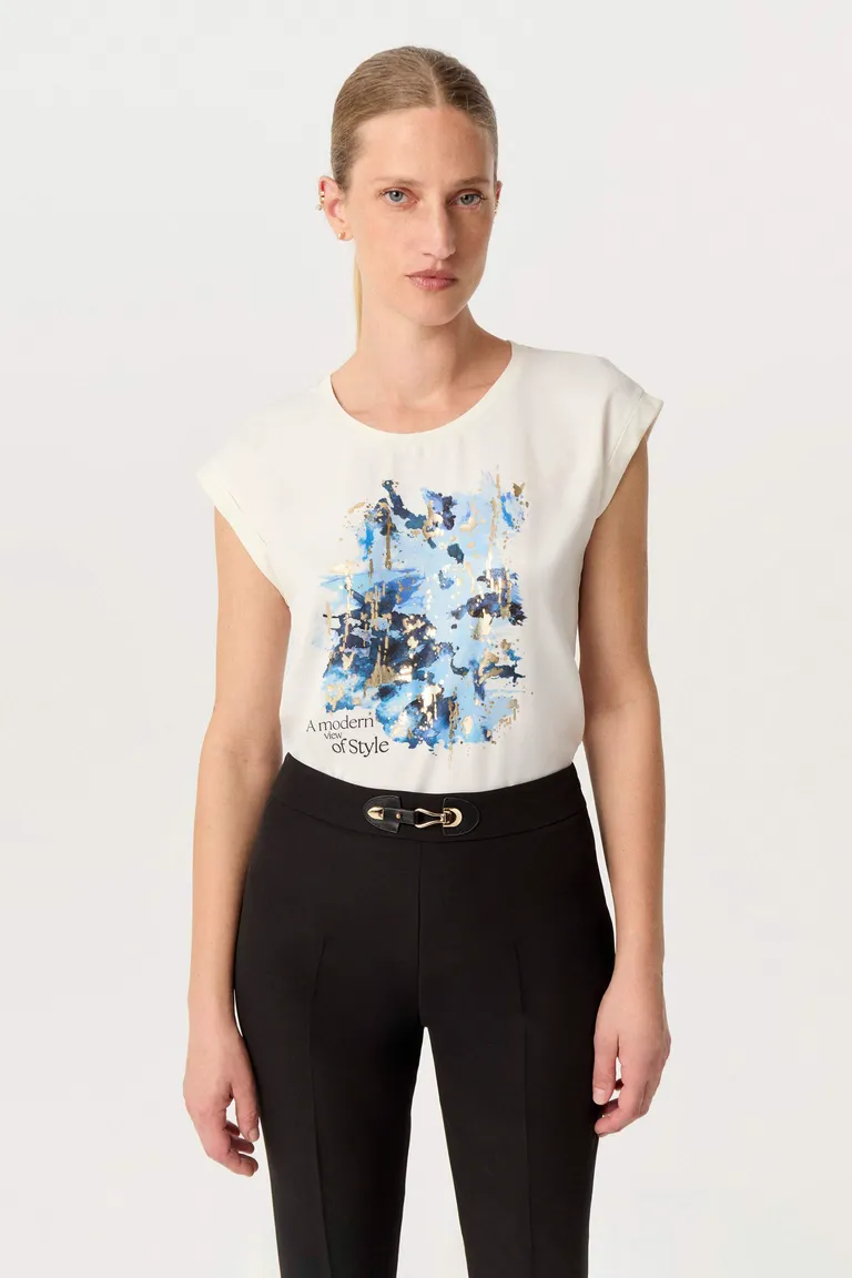 Remera de satén opaco con estampa central en foil y espalda de viscosa elastizada lisa a tono de Markova en Remeras para argentina