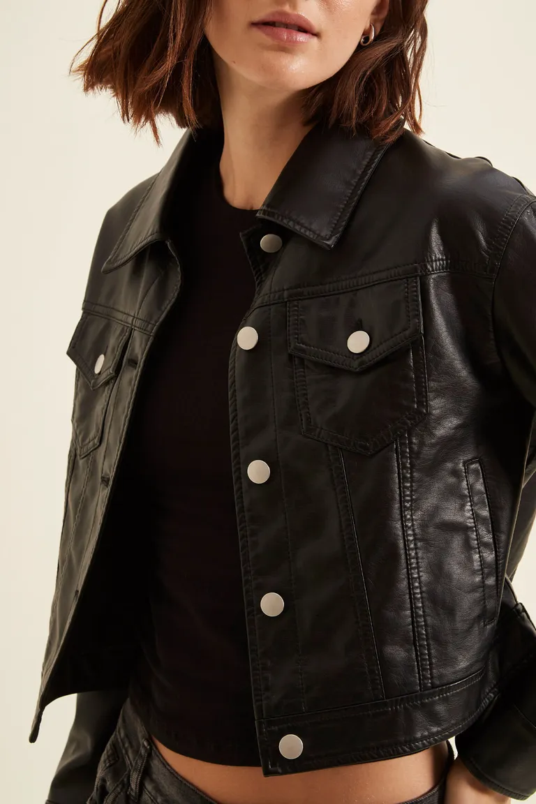 Campera corta tipo jean con bolsillos frontales solapa y botones metálicos de Cuesta Blanca en Chaquetas para argentina