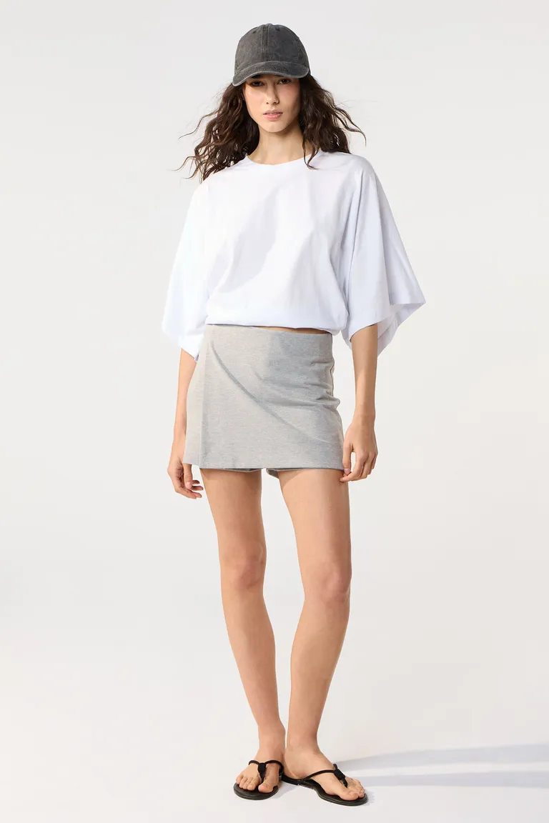 Shorts grises cortos con cintura elastizada y detalles frontales de Cuesta Blanca en Shorts para argentina