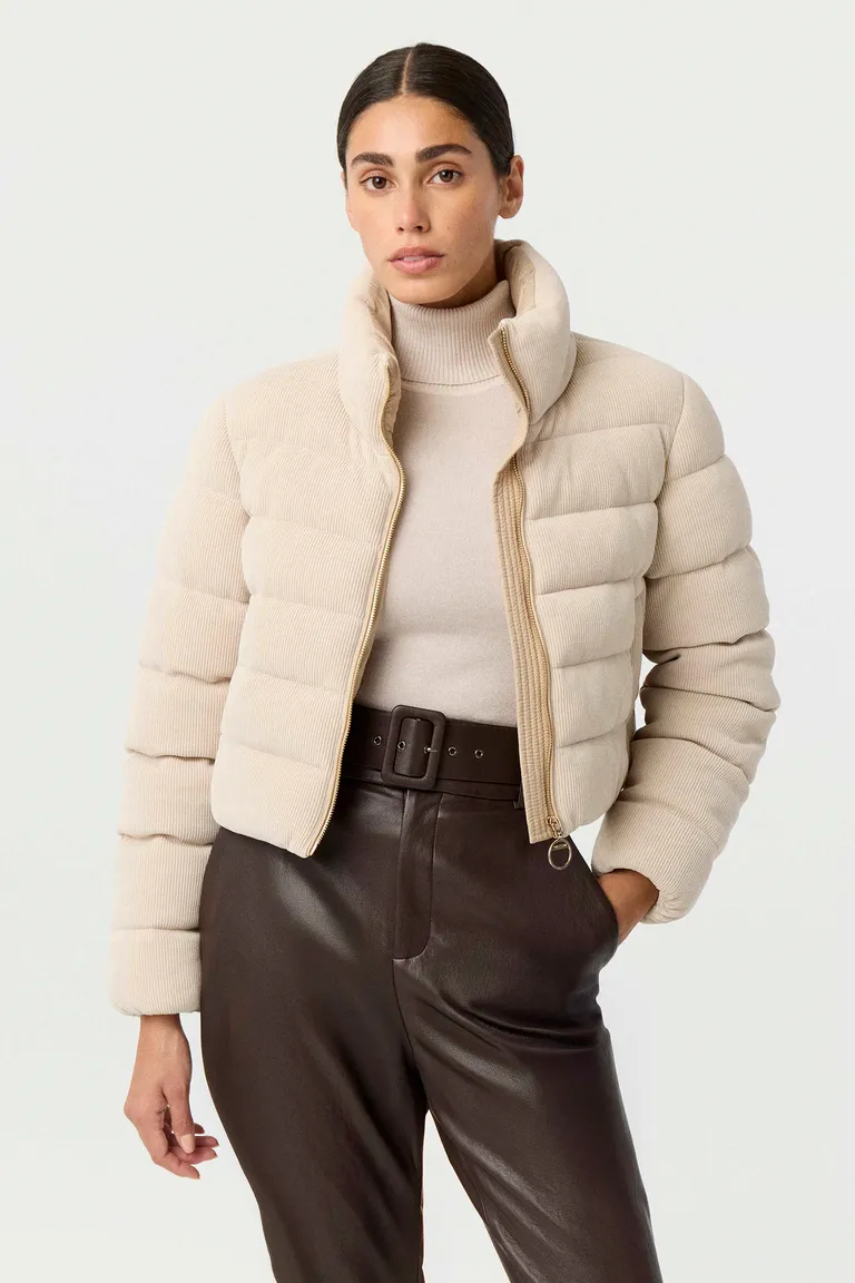 Campera corta puffer matelaseada con cuello alto y cierre frontal para mujer de Markova en Chaquetas para argentina