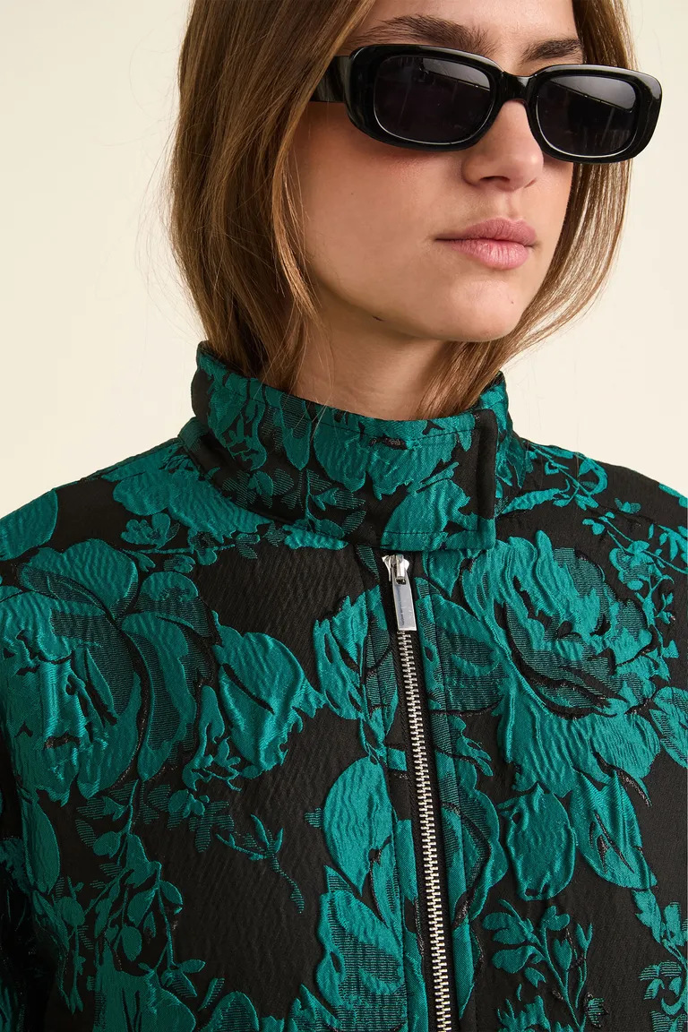 Campera corta de mujer con estampado floral, cierre metálico, bolsillos laterales y terminaciones elásticas de Cuesta Blanca en Chaquetas para argentina