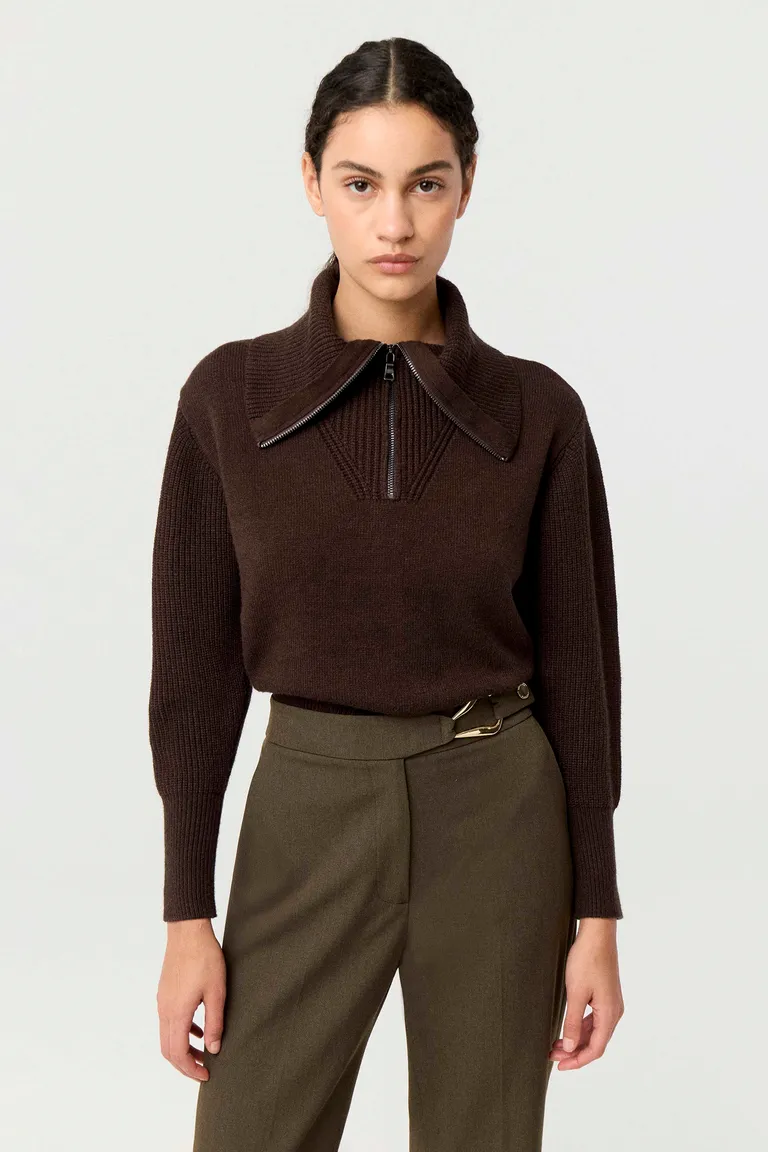 Sweater de tejido con cuello alto y cierre metálico frontal de Markova en Buzos y Sweaters para argentina