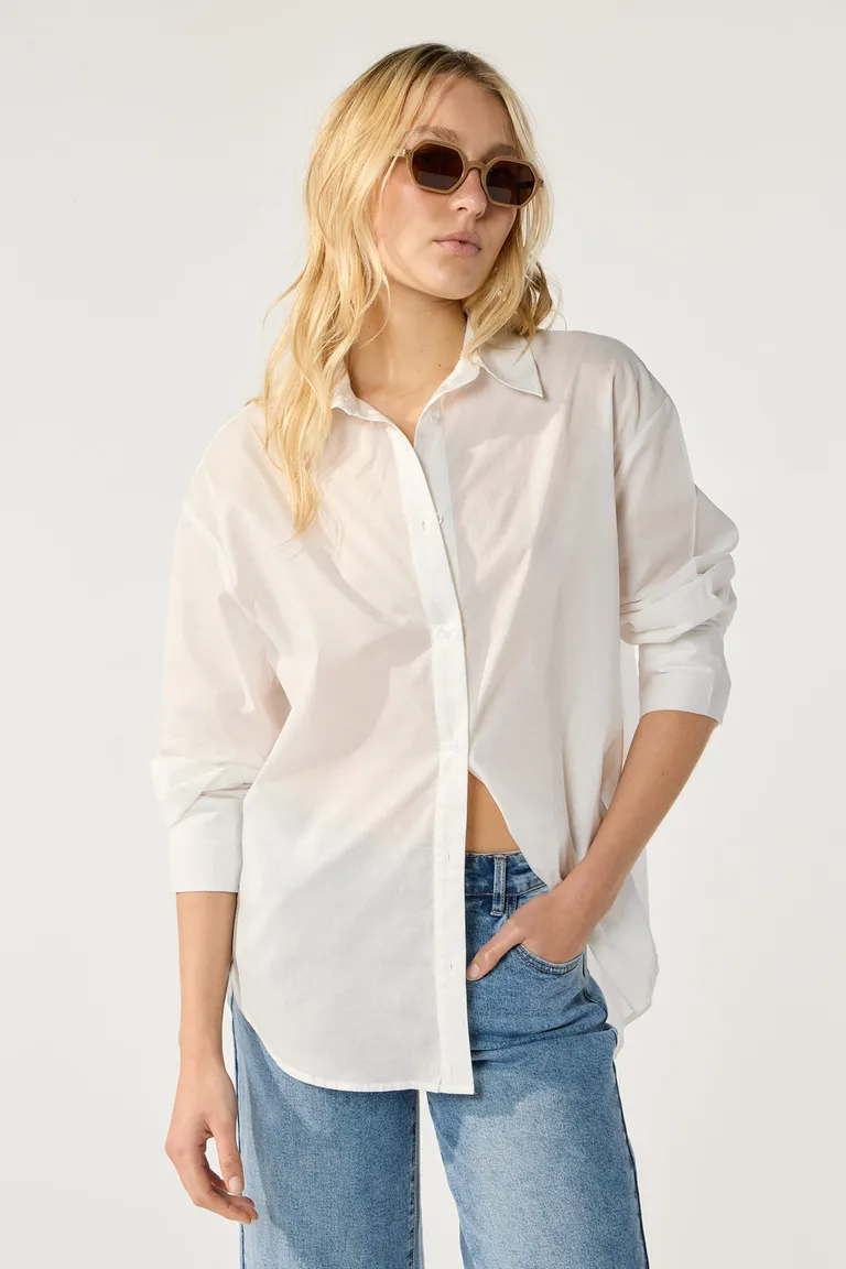 Camisa oversize de cuello solapa con mangas largas y hombro caído de Cuesta Blanca en Camisas para argentina