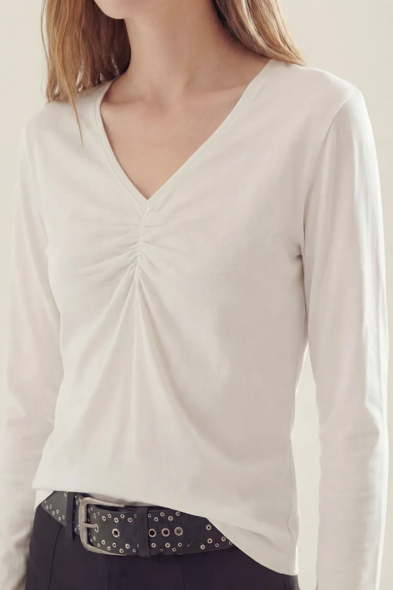 Remera de manga larga con escote en V y detalle fruncido frontal de Akiabara en Remeras para argentina