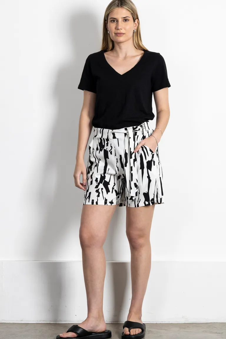 Remera negra y shorts estampados para mujer - Prenda casual y sofisticada de Kill en Shorts para argentina