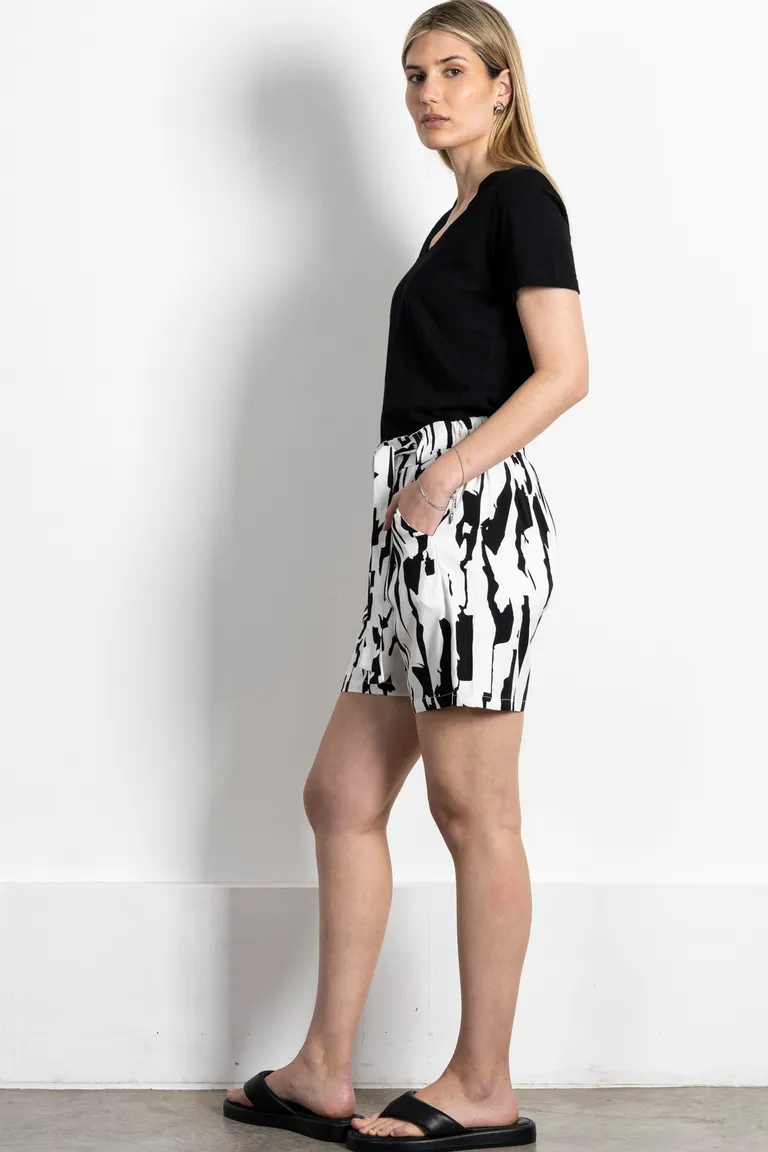 Remera negra y shorts estampados para mujer - Prenda casual y sofisticada de Kill en Shorts para argentina