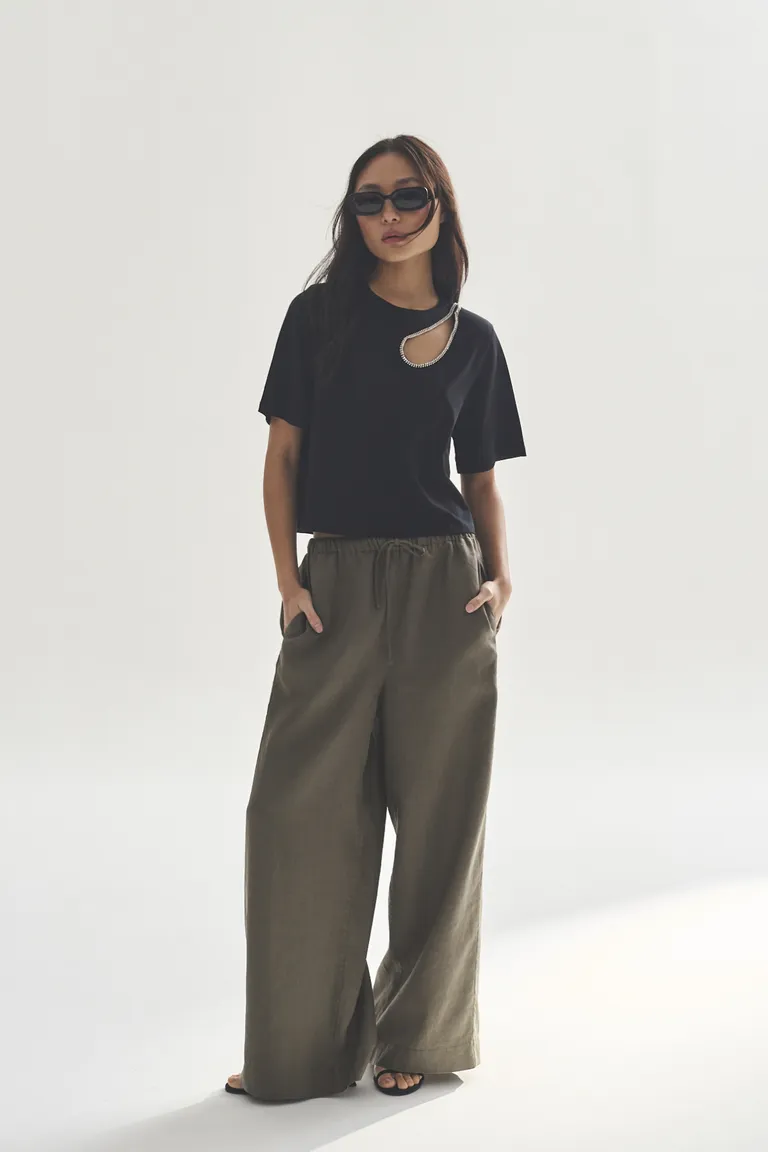 Remera negra de manga corta, diseño sencillo y elegante para un look casual o formal de Akiabara en Remeras para argentina