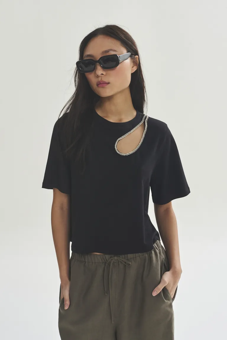 Remera negra de manga corta, diseño sencillo y elegante para un look casual o formal de Akiabara en Remeras para argentina