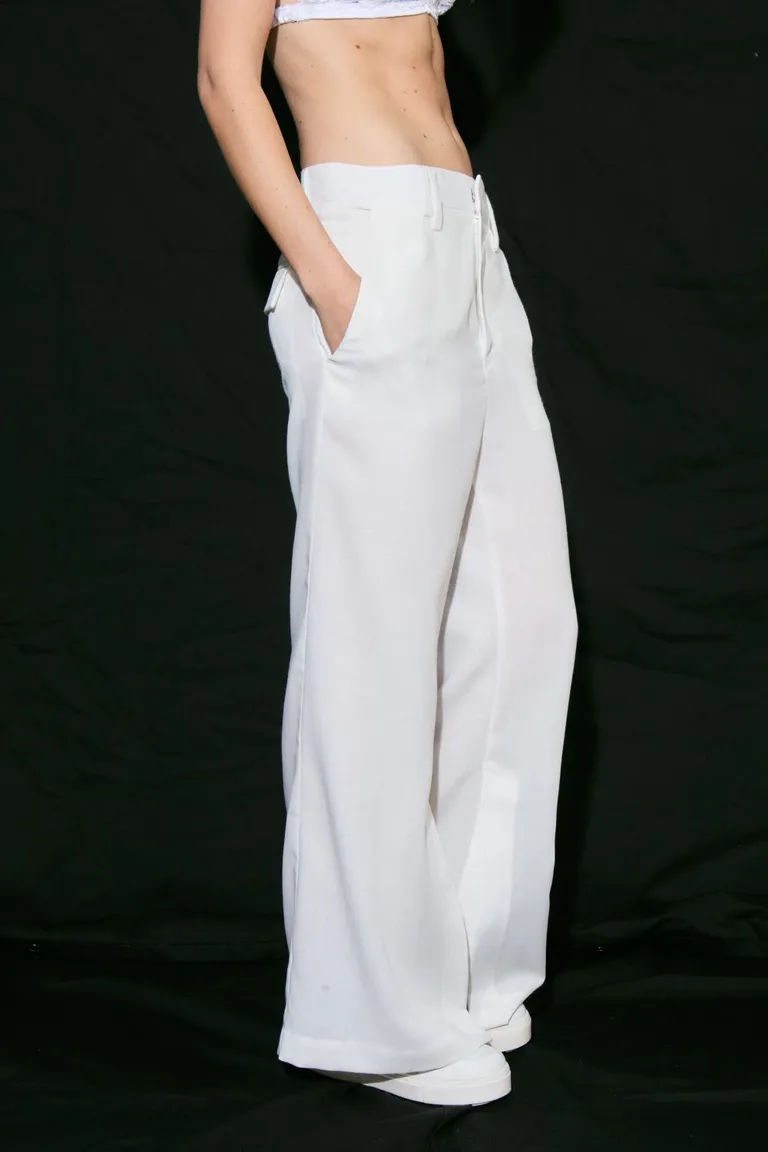 Pantalón blanco de corte recto y cintura alta para un look elegante y versátil de Allo Martinez en Pantalones para argentina